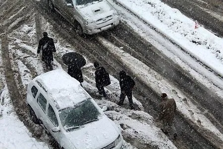 Kar yolları kapattı! Elektrikler kesildi, su şebekeleri dondu, okullar tatil - 7