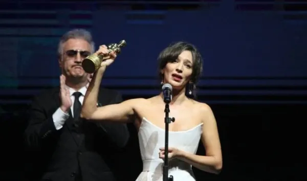 Milliyetçi Hareket Partisi Lideri Devlet Bahçeli’den oyuncu Tamer Karadağlı’ya tebrik telefonu: Türk Milleti’nin iftihar ettiği bir sanatçı