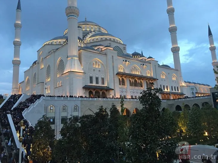 Büyük Çamlıca Camii'nde tarihi kalabalık!