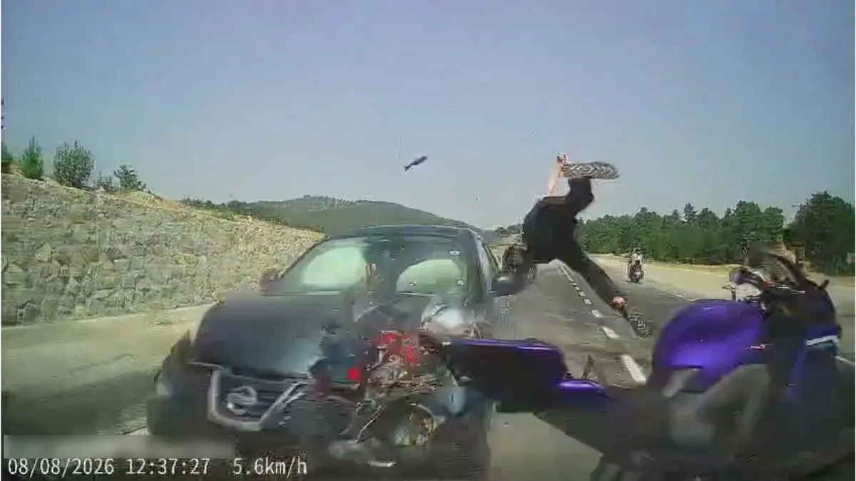 Kütahya'da feci kaza kamerada! Motosikletin üstünden bir anda uçtu