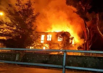 İzmir’de 2 katlı bina alev alev yandı