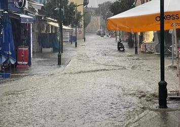 İzmir Çeşme'de sağanak etkili oldu! Yollar göle döndü masa ve sandalyeler akıntıya kapıldı