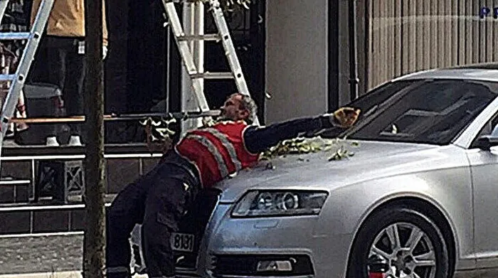 Düzce'den yürek ısıtan haber: Belediye görevlisi vatandaşın otomobili zarar görmesin diye siper oldu - 1