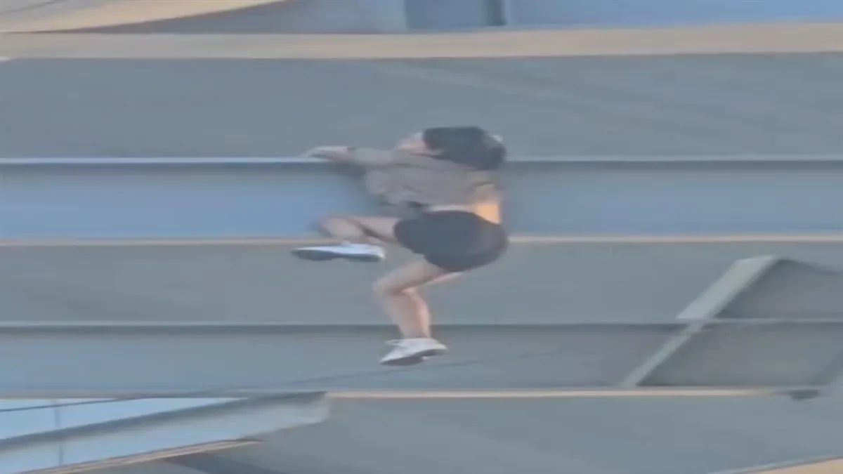 İstanbul'da Haliç Metro'da korku dolu anlar! Genç kadın demirlerden sarktı! O görüntüler kamerada...