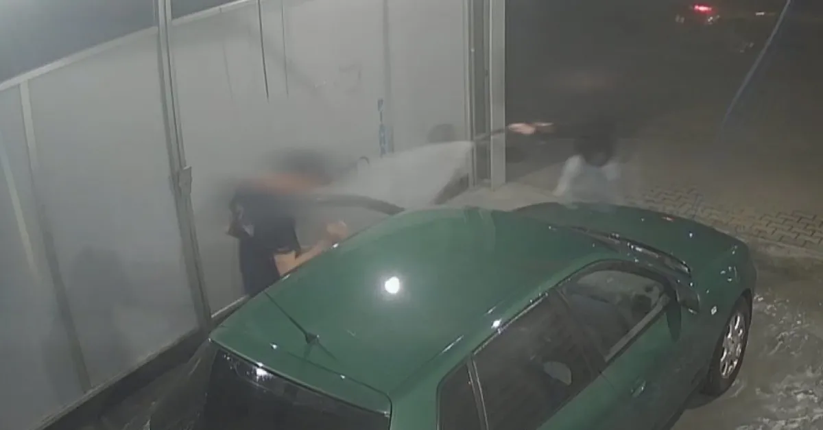 Genç kadın hırsızı tazyikli suyla püskürttü