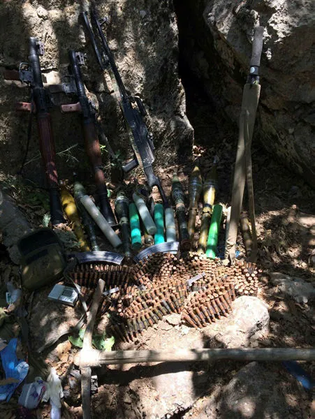 Hakkari'de PKK'ya ait sığınakta silah ve mühimmat ele geçirildi - 1