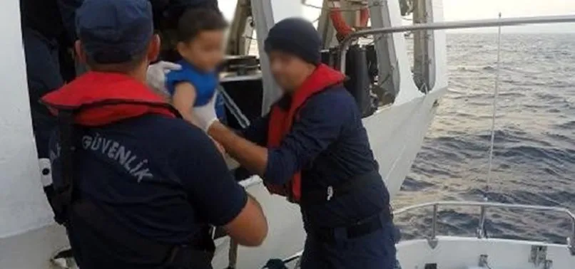 Çanakkale'de lastik bot içinde 30 kaçak göçmen yakalandı