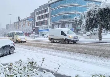 İstanbul güne beyaz örtü ile uyandı! Aybar sürücüleri yolda bıraktı