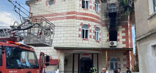 Mersin'de camiye yıldırım isabet etti! Çıkan yangın söndürüldü