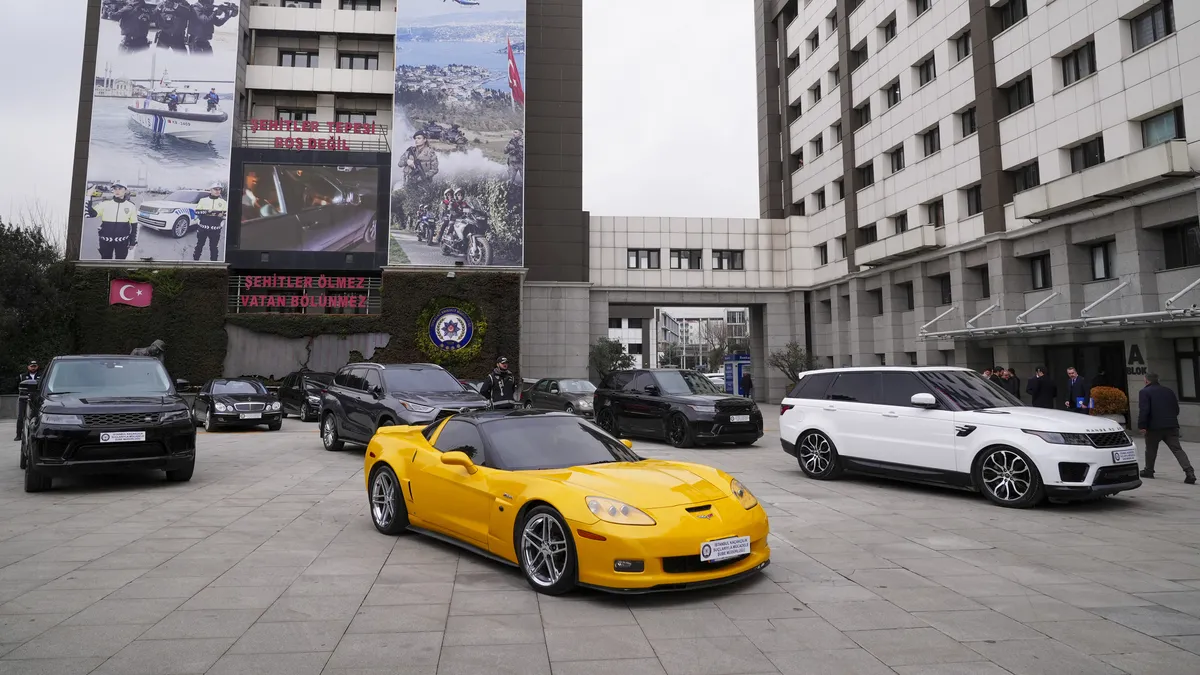 Lüks otomobil kaçakçılığında yok artık dedirten yöntemler! Fenomenin aracı da Interpol listesinde