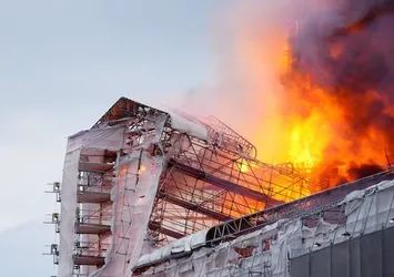 Danimarka'da 17. yüzyıldan kalma tarihi borsa binasında yangın çıktı