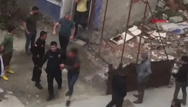 İstanbul'da taciz iddiası mahalleyi karıştırdı! Esnaf hepsini barakaya kilitledi - 1