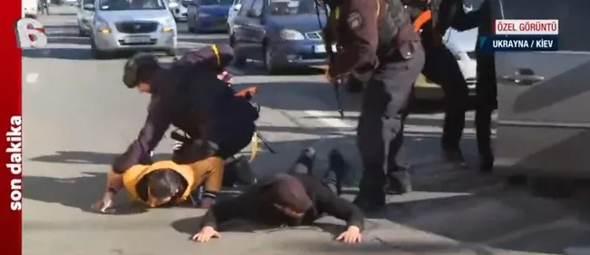 Kiev sokaklarında hareketli anlar! Ukrayna askerleri şüpheli araca müdahale etti