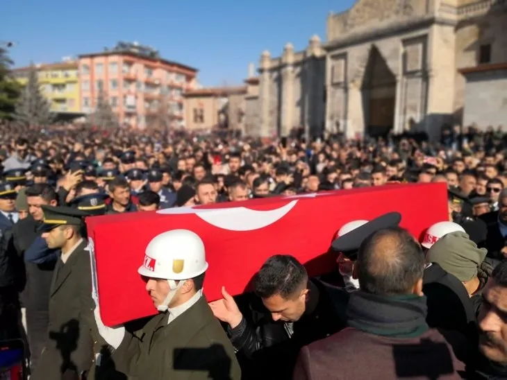 Türkiye şehitlerini uğurluyor! Tabutunun başında gözyaşları sel oldu | Bu acıya yürek dayanmaz
