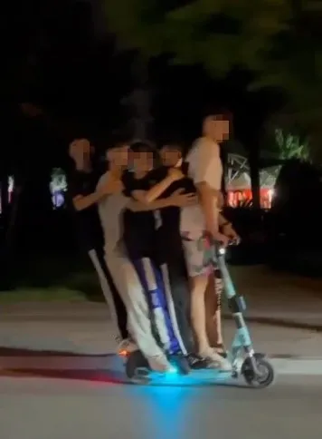 antalyada-saskina-ceviren-goruntuler-elektrikli-scootera-5-kisi-bindiler-tehlikeye-davetiye-cikardilar-1659446887616.jpg