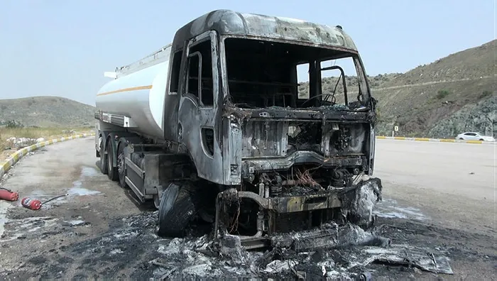 son-dakika-kirikkalede-mazot-yuklu-tanker-alev-alev-yandi-1654266809913.jpg Son dakika: Mazot yüklü tanker alev alev yandı! Kırıkkale'de korku dolu anlar - 3