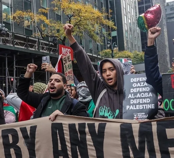 new-yorkta-binlerce-kisi-gazzeden-yana-isgalci-israili-protesto-edildi-1700273758072.jpg New York’ta binlerce kişi Gazze’den yana! İşgalci İsrail protesto edildi - 1