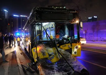 İETT yeni yılda da aynı! Park halindeki kamyona çarptı: 9 yaralı