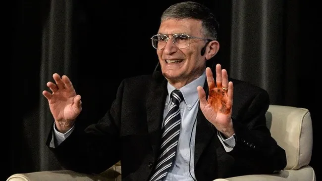 Nobel ödüllü Türk bilim insanı Aziz Sancar: Türkiye'de olsaydım kuyruğa girer aşıyı yaptırırdım - 1