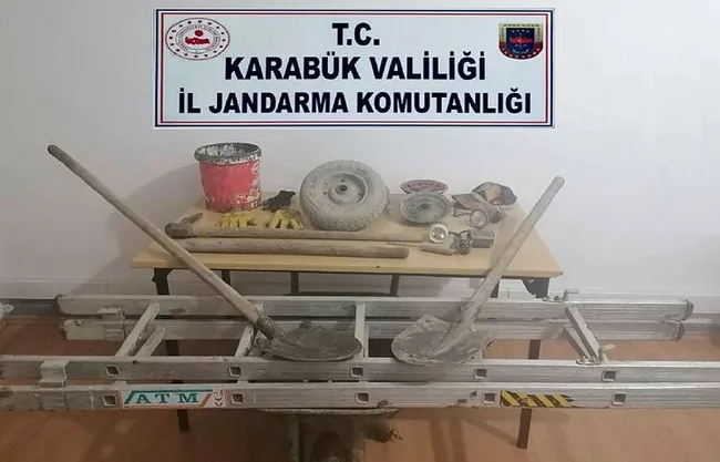 karabukte-kacak-kazi-yaptiklari-iddiasiyla-3-kisi-yakalandi-1624023101903.jpg Karabük'te kaçak kazı yaptıkları iddiasıyla 3 kişi yakalandı - 1