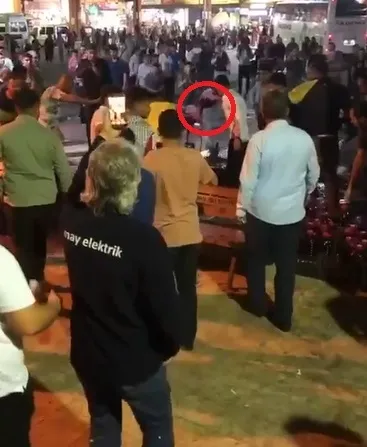 1652598636134.jpg Adana'da motosiklet alev aldı! Yangını şalgam suyuyla söndürdüler - 3