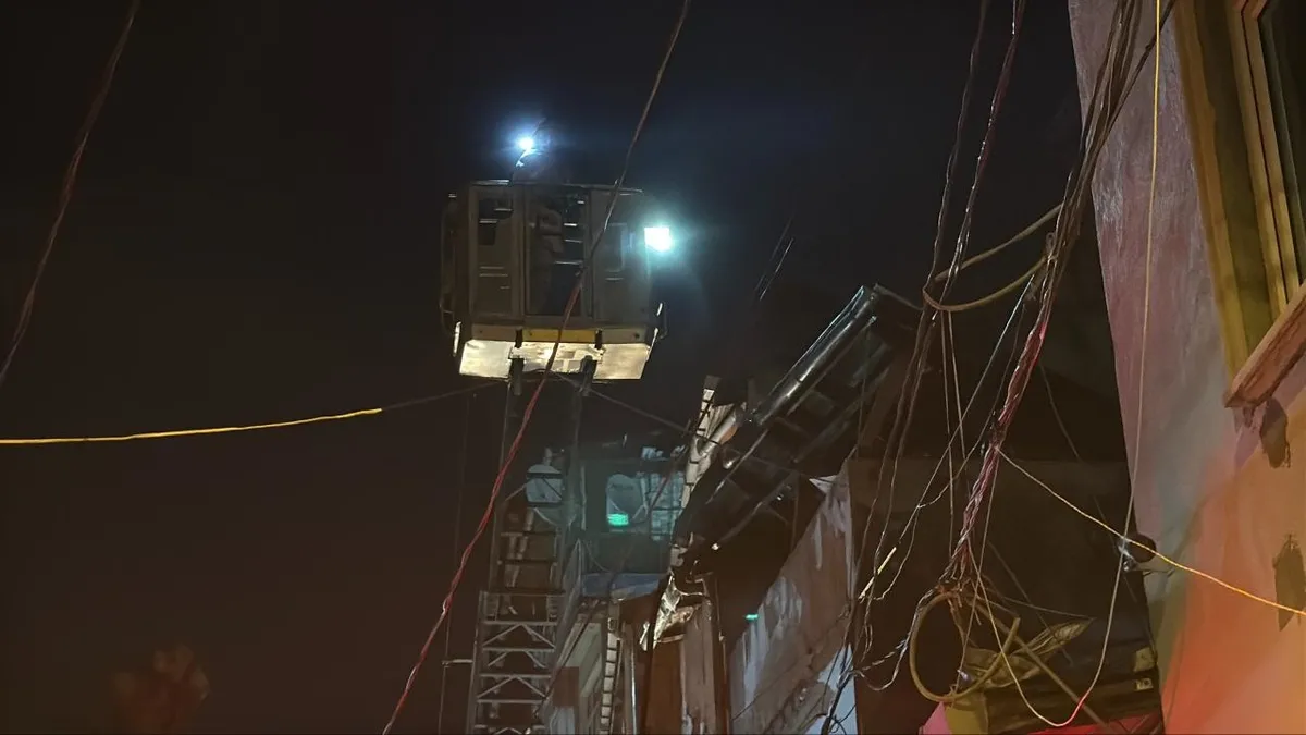 Şişli'de bir apartmanın çatı katında çıkan yangın söndürüldü