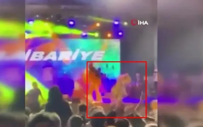 Kibariye Mersin’de 2 metre yükseklikteki sahneden düştü! O anlar kamerada...