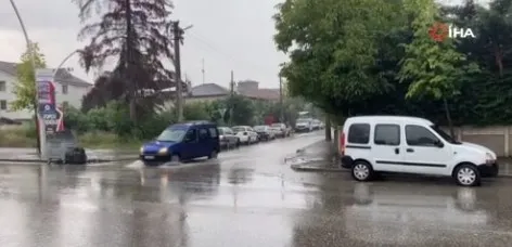 duzcede-10-dakika-etkili-olan-saganak-yollari-gole-cevirdi-1628768367431.jpg Düzce’de 10 dakika etkili olan sağanak yolları göle çevirdi - 1