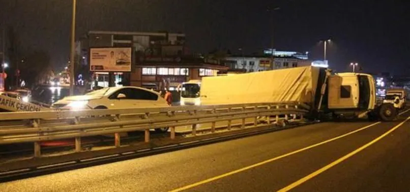 TIR metrobüs yoluna devrildi: Yaralılar var