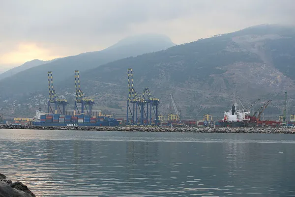 iskenderunda-limanda-su-alan-konteyner-gemisi-batti-1663482112244.jpg