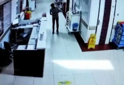 gaziantepte-pes-dedirten-hirsizlik-hasta-kaydi-icin-gelir-gibi-yapti-10-bin-liralik-telefonu-caldi-1659683510586.jpg Gaziantep’te pes dedirten hırsızlık! 10 bin liralık cep telefonunu böyle çaldı - 2