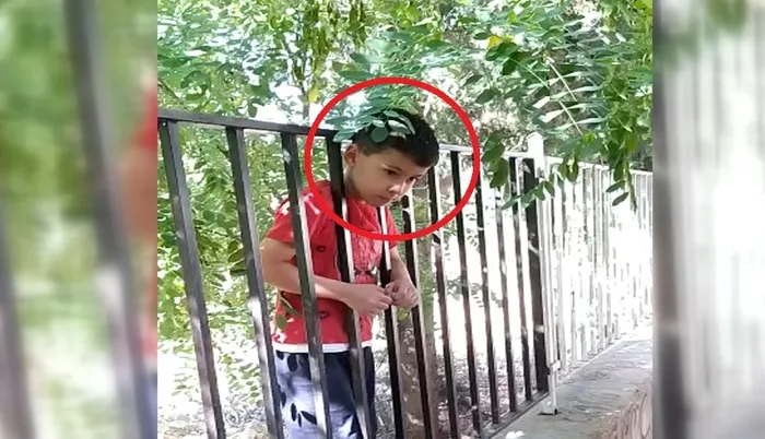 Kafası demir korkuluklara sıkışan çocuğu itfaiye kurtardı - 1