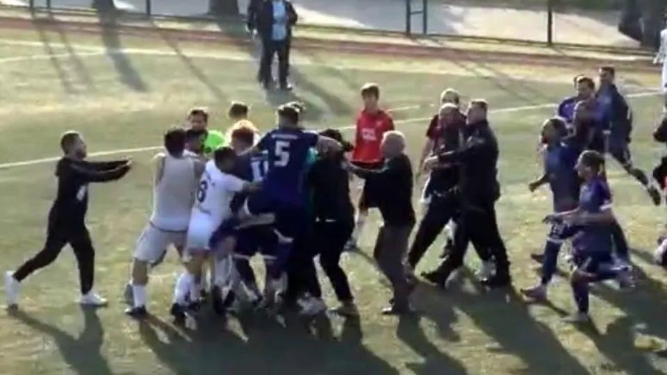Sakarya'da son düdük çaldı yeşil saha boks ringine döndü! Amatör Lig’de yumruklar havada uçuştu