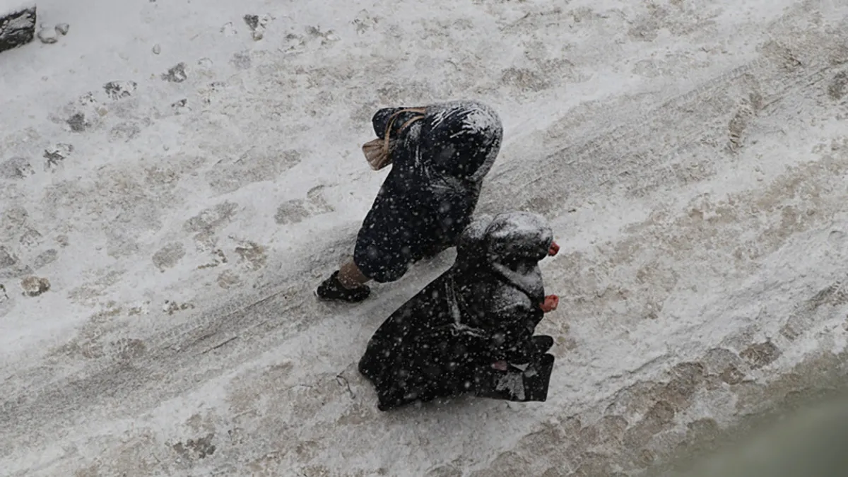 Akdeniz sistemi İstanbul'a kar getirecek! Fırtına ve sağanak uyarısı: 75 km hızla esecek