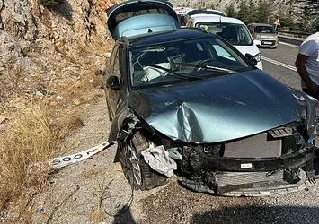 Antalya'da kontrolden çıkan araç uyarı levhalarına çarptı: 5 yaralı