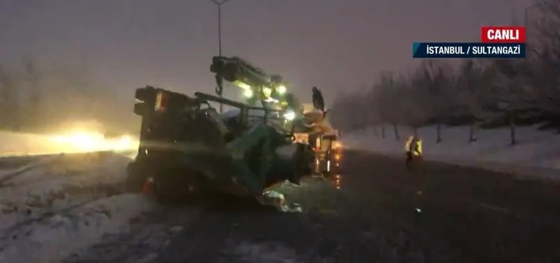 İstanbul'da etkili olan kar yağışı nedeniyle beton mikseri devrildi | A Haber olay yerinde