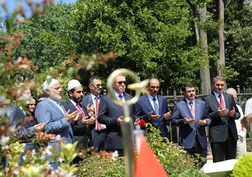 Erdoğan'dan dava arkadaşı Erol Olçok'un kabrine ziyaret