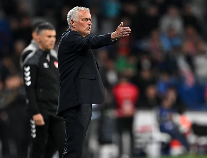 fenerbahce-pes-etmedi-basaksehir-1-4-fenerbahce-mac-sonucu-1746817522630.jpeg Fenerbahçe'de Portekizli teknik adam Jose Mourinho sık sık futbolcularını uyardı. (AA)