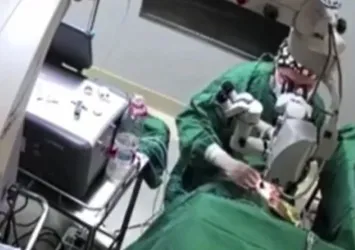 Çin'de skandal görüntüler! Ameliyat sırasında defalarca yumrukladı