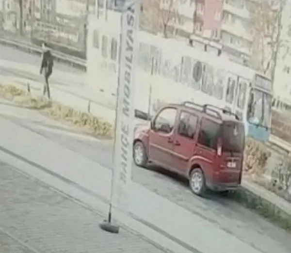 bombali-saldirida-sehit-olan-cengiz-yigit-icin-toren-1650449733099.jpeg Bombalı saldırıda şehit olan Cengiz Yiğit son yolculuğuna uğurlandı - 8