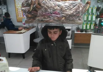 Simitçi çocuğun yürek burkan görüntüsü