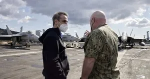 Miçotakis’ten ABD uçak gemisine ziyaret!