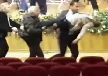 İYİ Parti'de boks maçı gibi kongre! Baygınlık geçirdi iki kişinin kucağında salondan çıkarıldı! İşte o anlar...