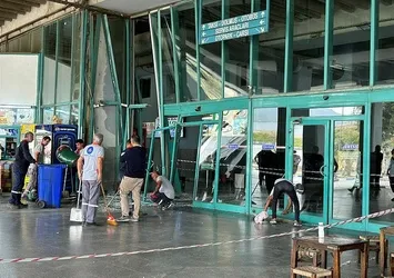 İzmir'de freni boşalan otobüs yolcu bekleme alanına daldı