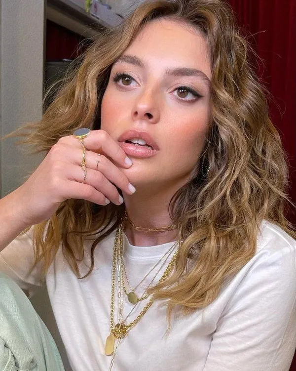 bunu-tutuyorum-cunku-elimde-su-an-dedi-2-milyonu-kapti-1640584549837.jpg Melis Sezen ‘Bunu tutuyorum çünkü elimde şu an’ dedi servet kazandı - 4