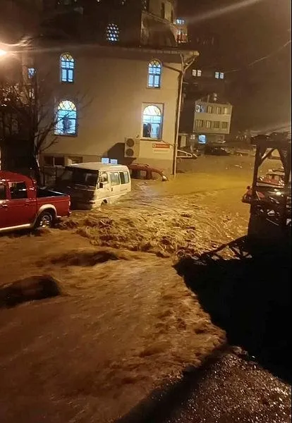 artvinde-sel-felaketi-cemaat-kepceyle-kurtarildi-1707259134802.jpeg Artvin'de dağda çığ merkezde sel! Operatör hayatını kaybetti - 1