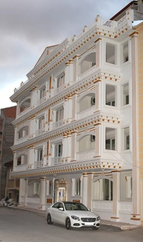 Malatya'da altın kaplı bu bina görenleri hayrete düşürüyor