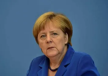 Angela Merkel’den beşli zirve daveti