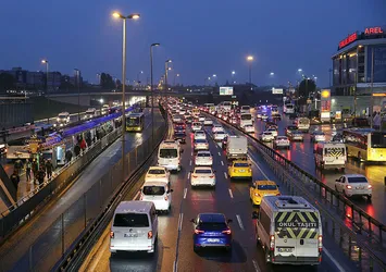 İstanbul'da trafik kabusu! Vatandaşlar yolda kaldı! Yüzde 60