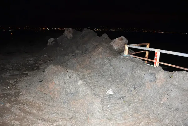 son-dakika-heykelleriyle-gundemden-dusmeyen-chpnin-taskin-onlemi-sahile-kumdan-set-cekti-1608022255012.jpg Son dakika: Heykelleriyle gündemden düşmeyen CHP'nin taşkın önlemi: Sahile kumdan set çekti - 1